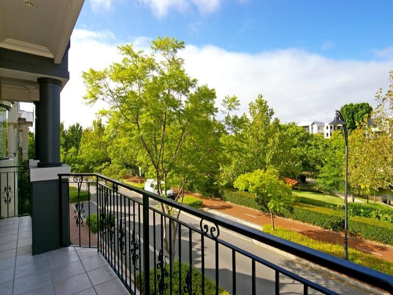 12 Juniper Bank Way, Subiaco WA 6008