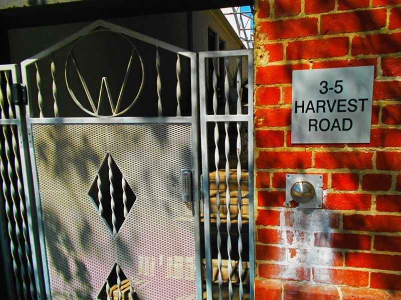 2/3 Harvest Road, North Fremantle WA 6159