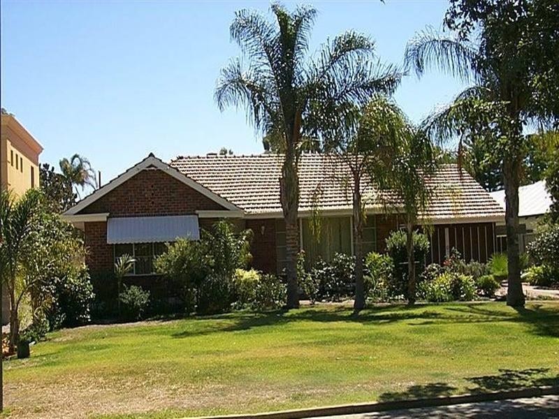 4 Dunvegan Road, Applecross WA 6153