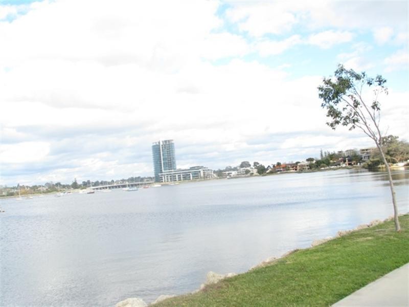 4 Dunvegan Road, Applecross WA 6153