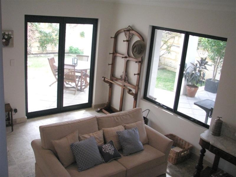 2/68 Servetus Street, Swanbourne WA 6010