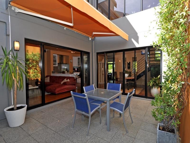 2 Juniper Bank Way, Subiaco WA 6008