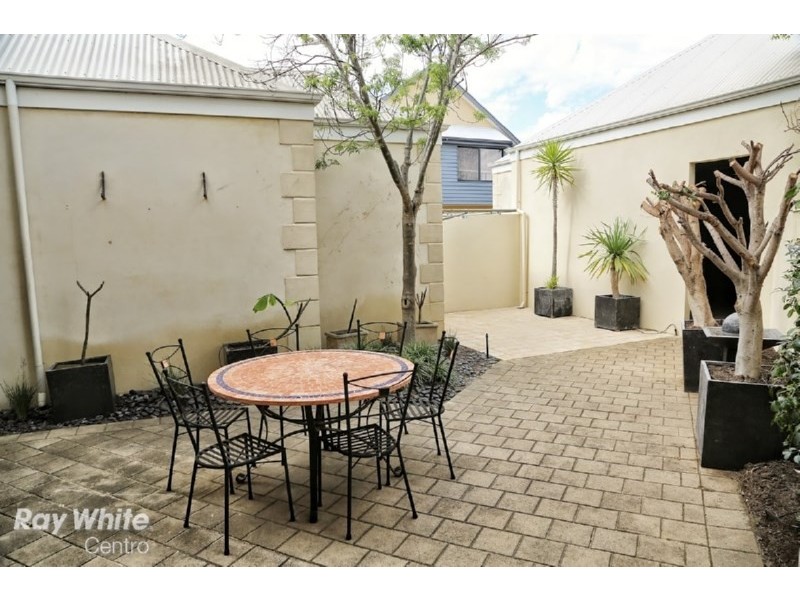 10 Tallow Tree Crescent, Subiaco WA 6008