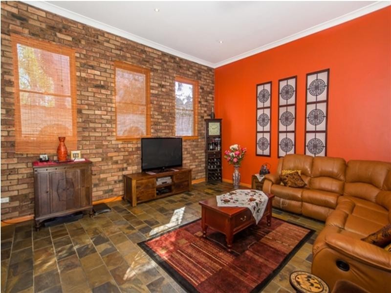 25 Tallowood Crescent, Bossley Park NSW 2176