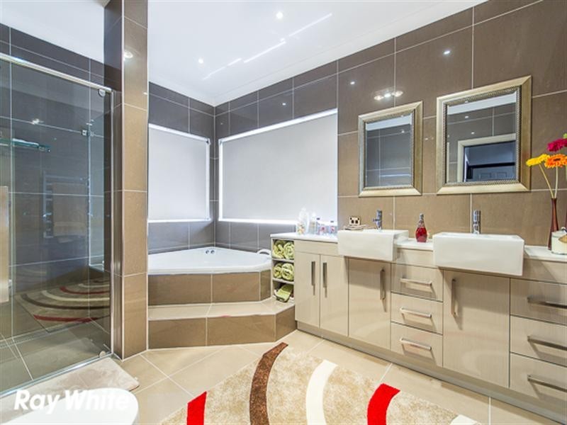 2 Brewon Close, Bossley Park NSW 2176