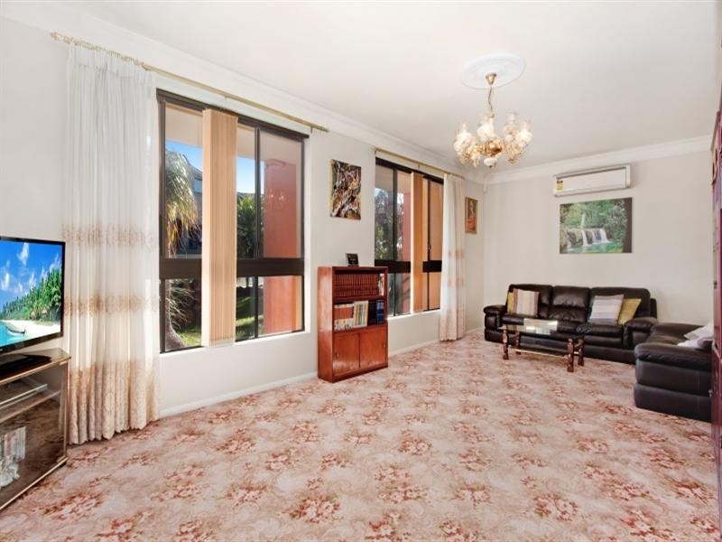 9 Erina Place, Bossley Park NSW 2176