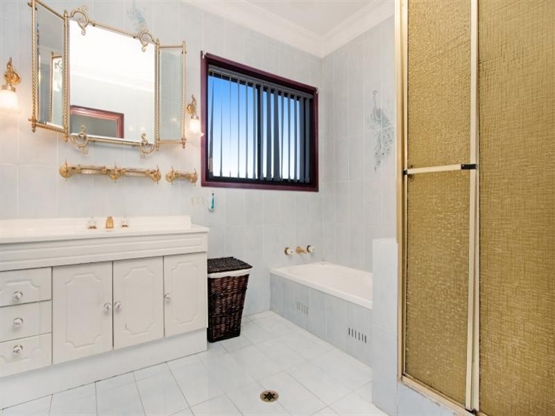 9 Erina Place, Bossley Park NSW 2176