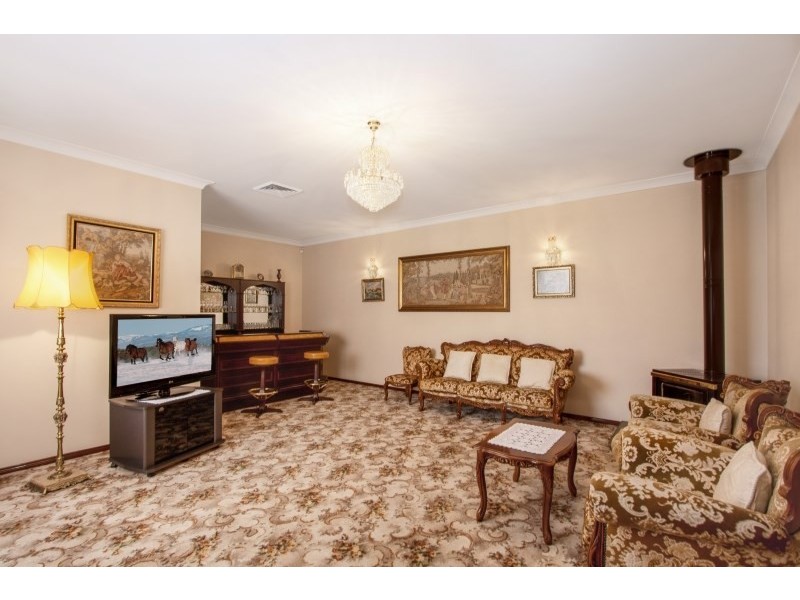 18 Cootha Close, Bossley Park NSW 2176