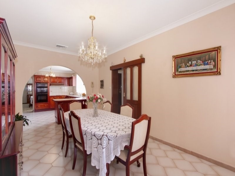 18 Cootha Close, Bossley Park NSW 2176