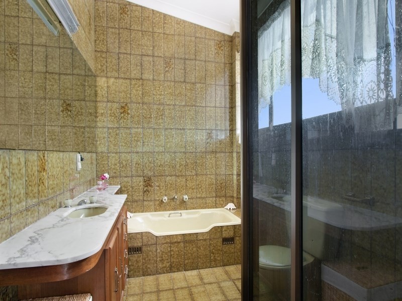 2 McKeown Street, Prairiewood NSW 2176