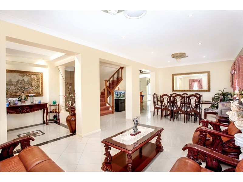 6 Ithaca Close, St Johns Park NSW 2176