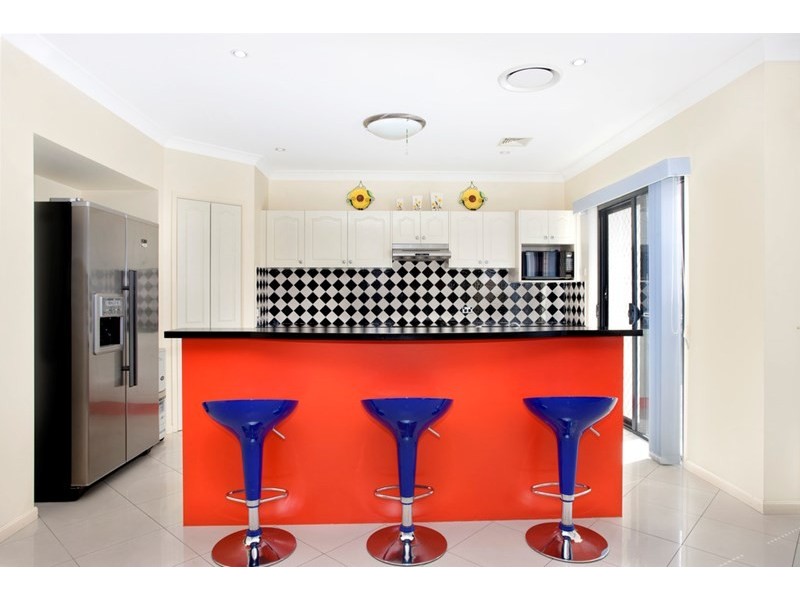 6 Ithaca Close, St Johns Park NSW 2176