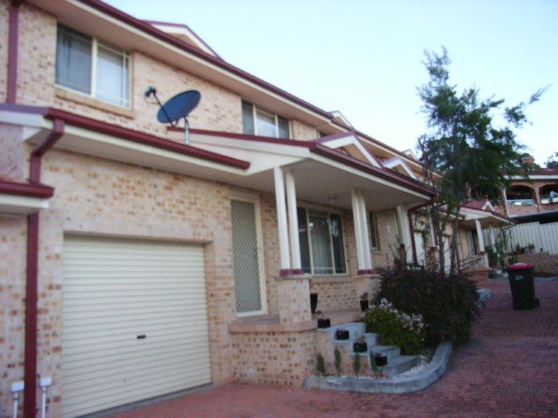 2/11-12 Mataro Close, Edensor Park NSW 2176