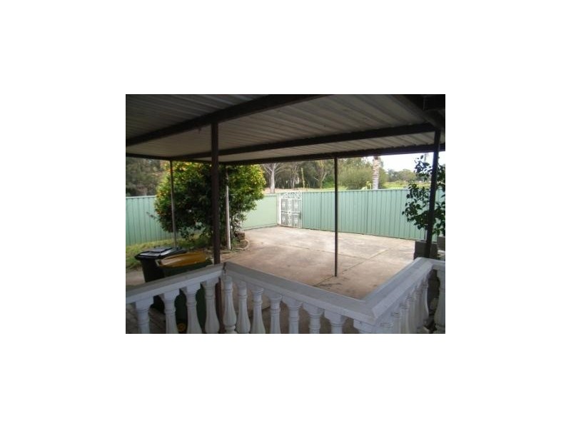 1 Agnew Close, Bossley Park NSW 2176