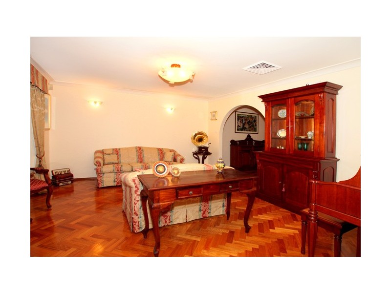 8 Gleeson Place, Abbotsbury NSW 2176