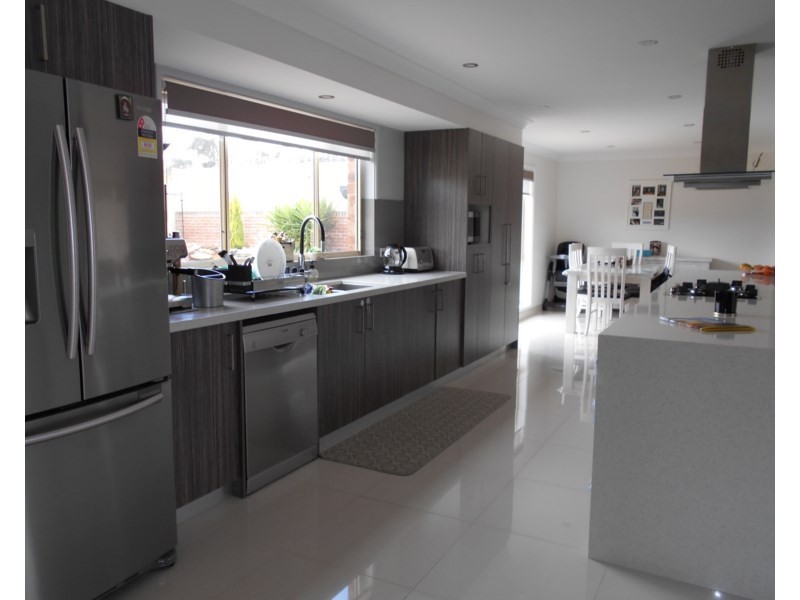 6 Comin Place, Abbotsbury NSW 2176