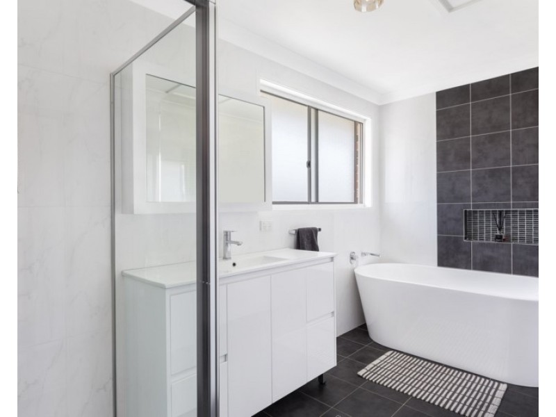 4 Ashley Close, St Johns Park NSW 2176