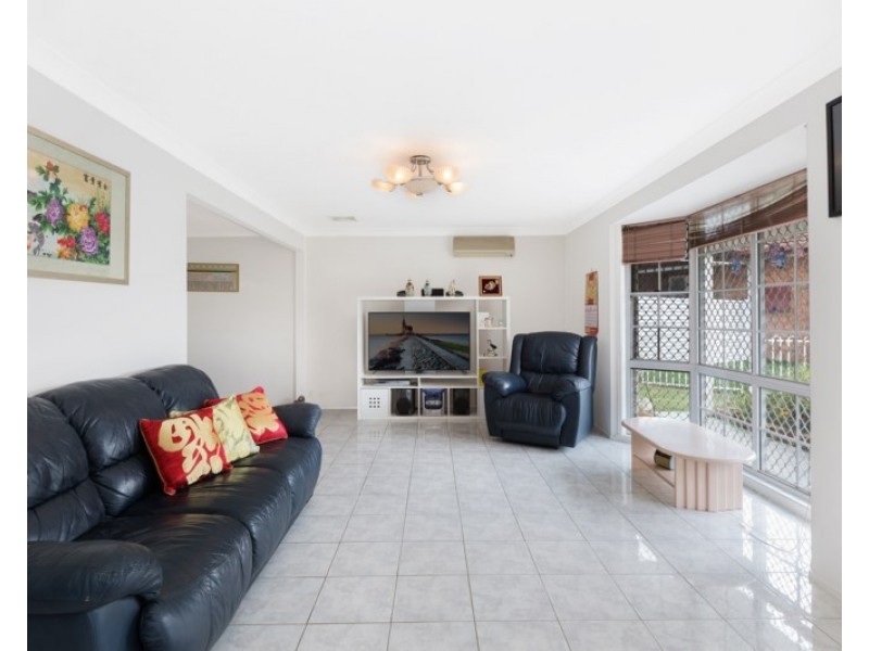 4 Ashley Close, St Johns Park NSW 2176