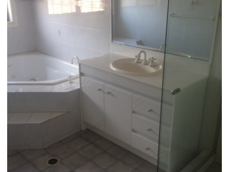 3 Grevillea Close, Bossley Park NSW 2176