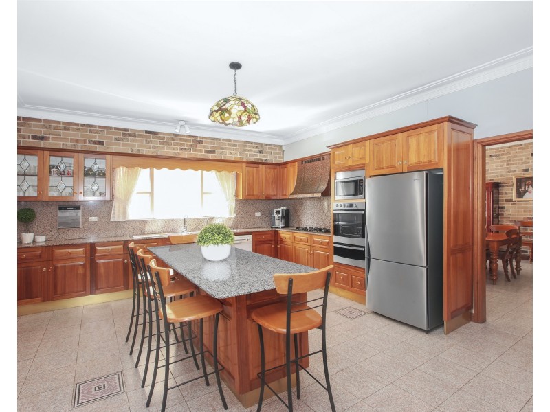 4 Albion Close, Bossley Park NSW 2176