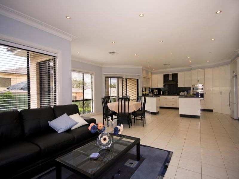 8 Rafter Crescent, Abbotsbury NSW 2176