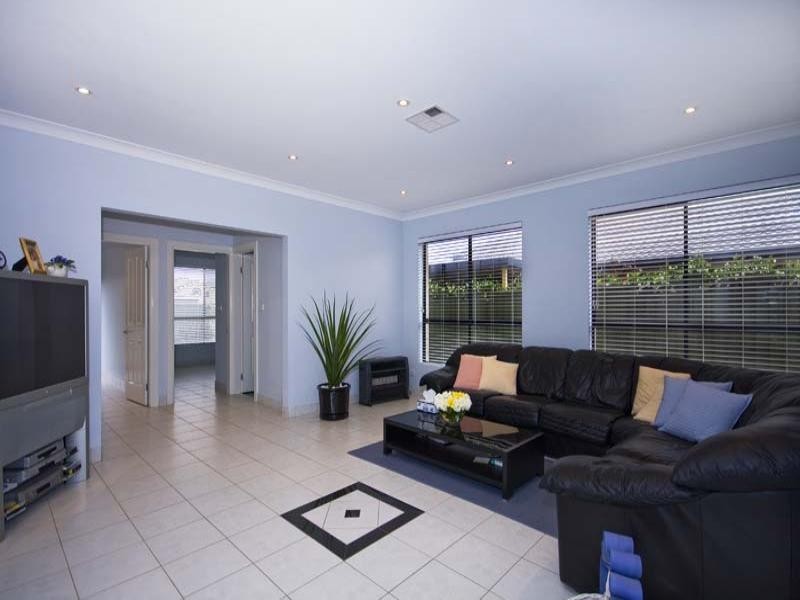 8 Rafter Crescent, Abbotsbury NSW 2176