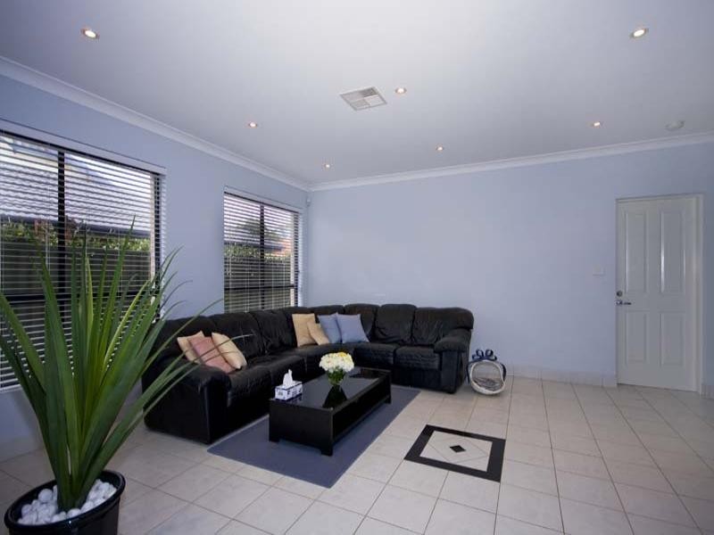 8 Rafter Crescent, Abbotsbury NSW 2176