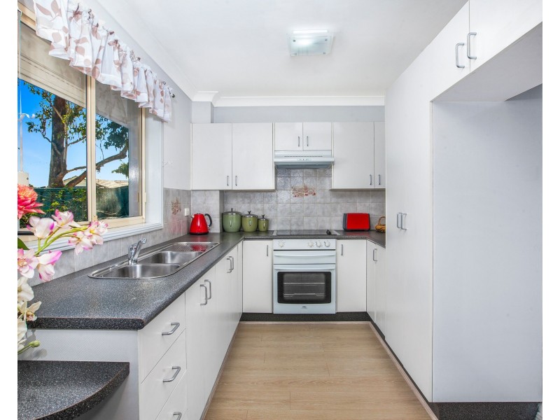 2/125 Humphries Road, St Johns Park NSW 2176