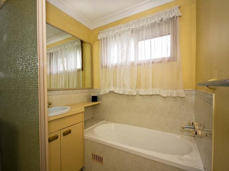 4 Waterhouse Street, Abbotsbury NSW 2176