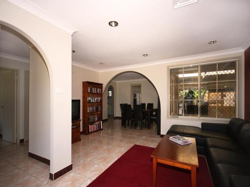 4 Glenton Street, Abbotsbury NSW 2176