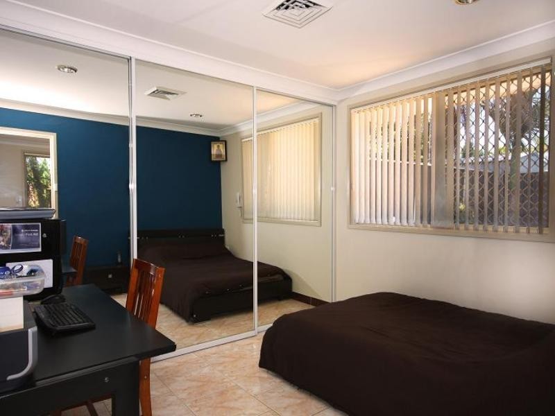 4 Glenton Street, Abbotsbury NSW 2176