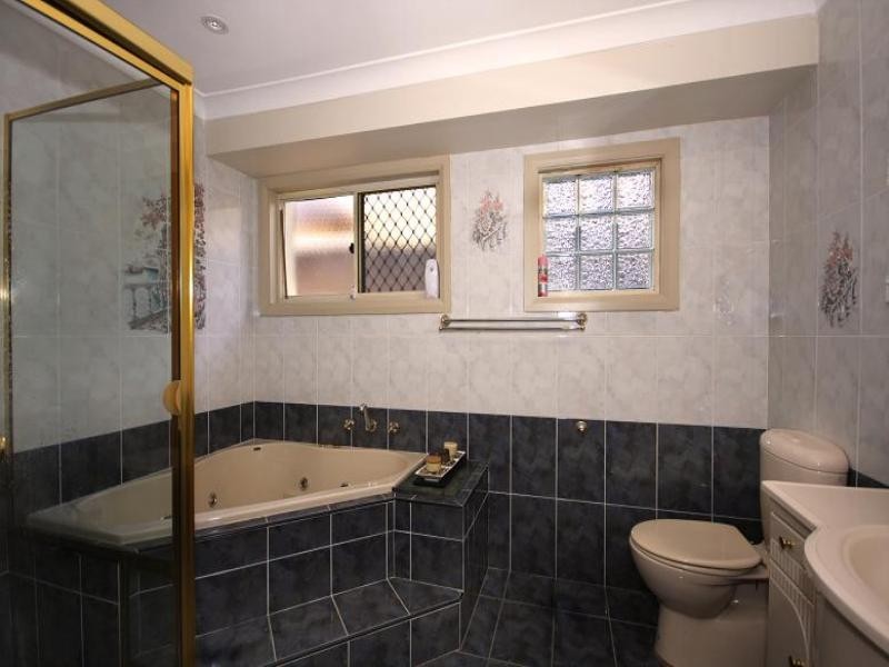 4 Glenton Street, Abbotsbury NSW 2176