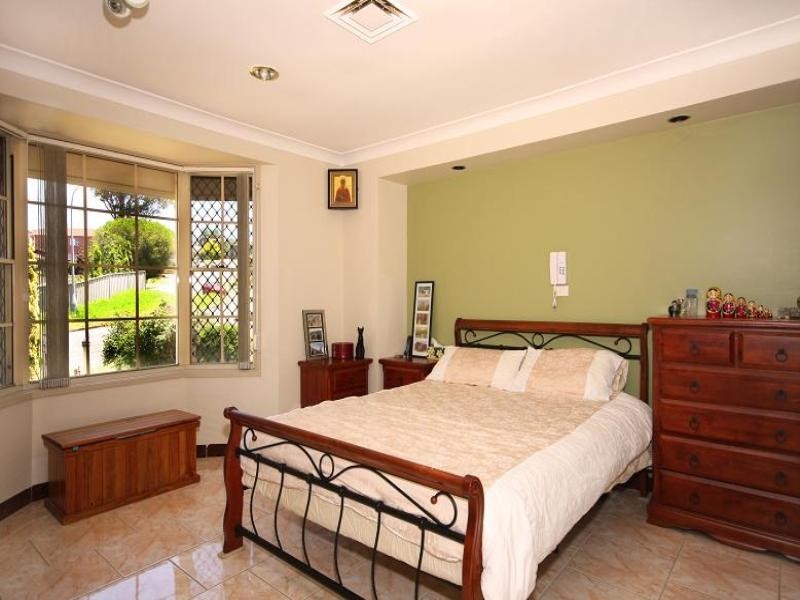 4 Glenton Street, Abbotsbury NSW 2176