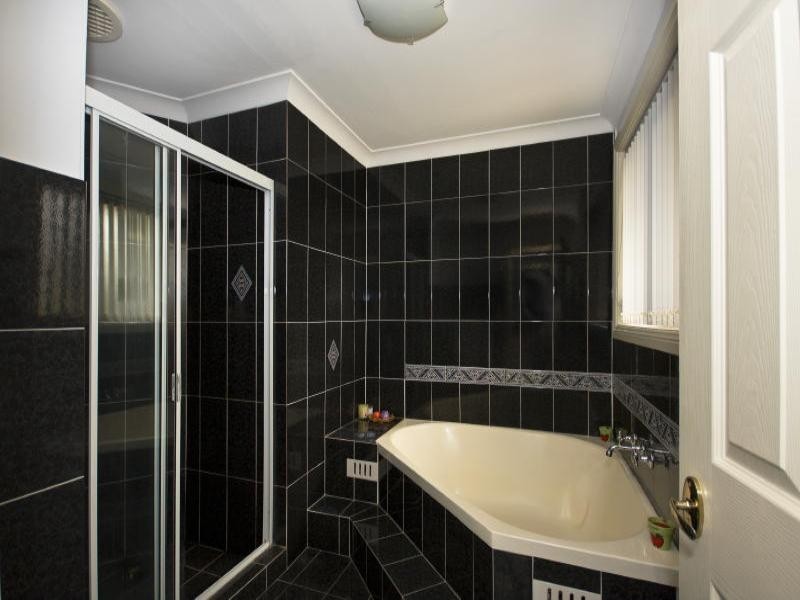 3 Avalon Close, Bossley Park NSW 2176