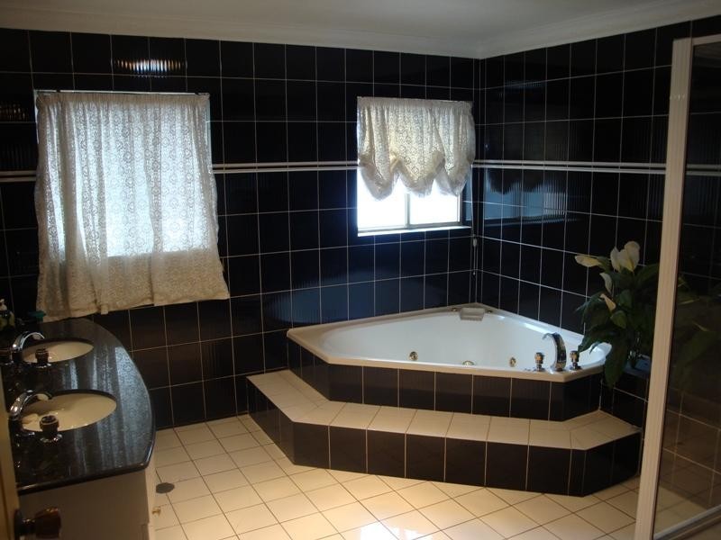 8 Hurkett Place, Bossley Park NSW 2176