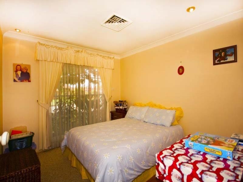 5 Guys Place, St Johns Park NSW 2176