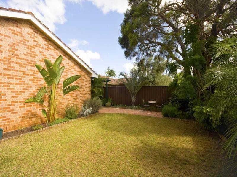 5 Guys Place, St Johns Park NSW 2176