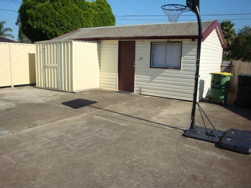 25 Moir Street, Smithfield NSW 2164