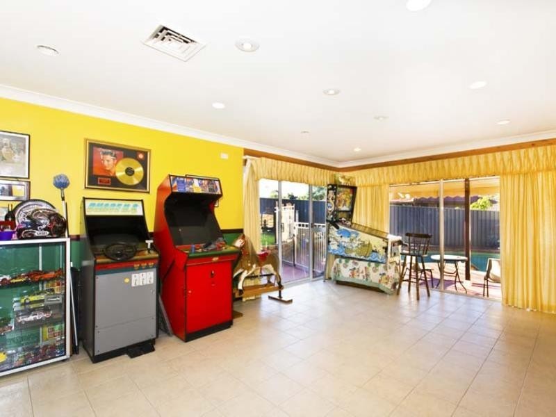 6 Bega Place, Bossley Park NSW 2176