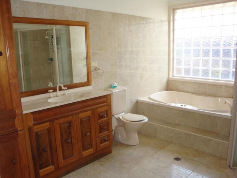 5 White Place, Bossley Park NSW 2176