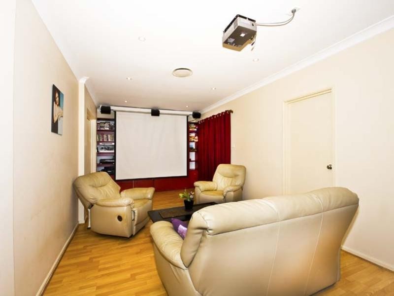 18 Jelena Close, Bossley Park NSW 2176