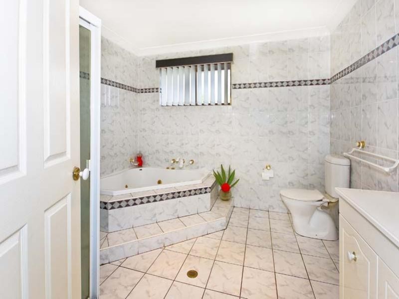 1 Emu Close, Bossley Park NSW 2176