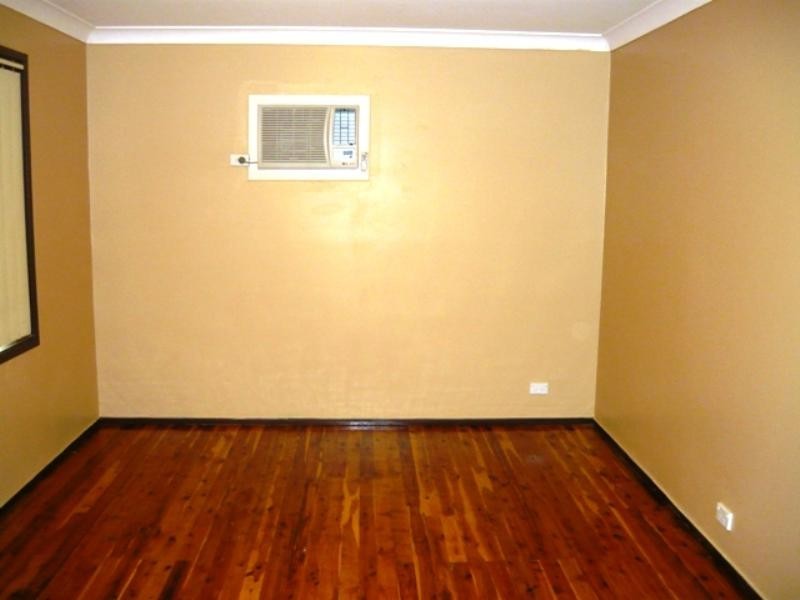 40 Glenfern Crescent, Bossley Park NSW 2176