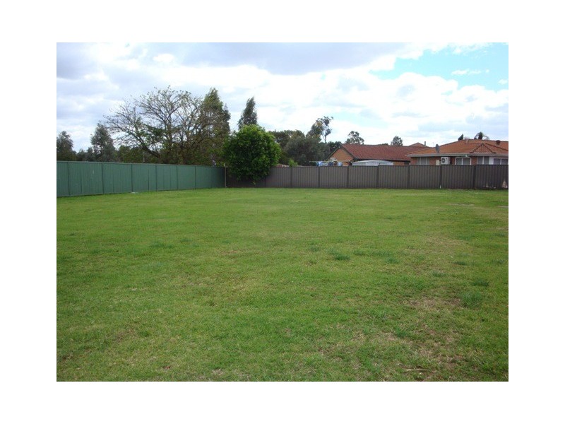 33 Brunswick Crescent, St Johns Park NSW 2176