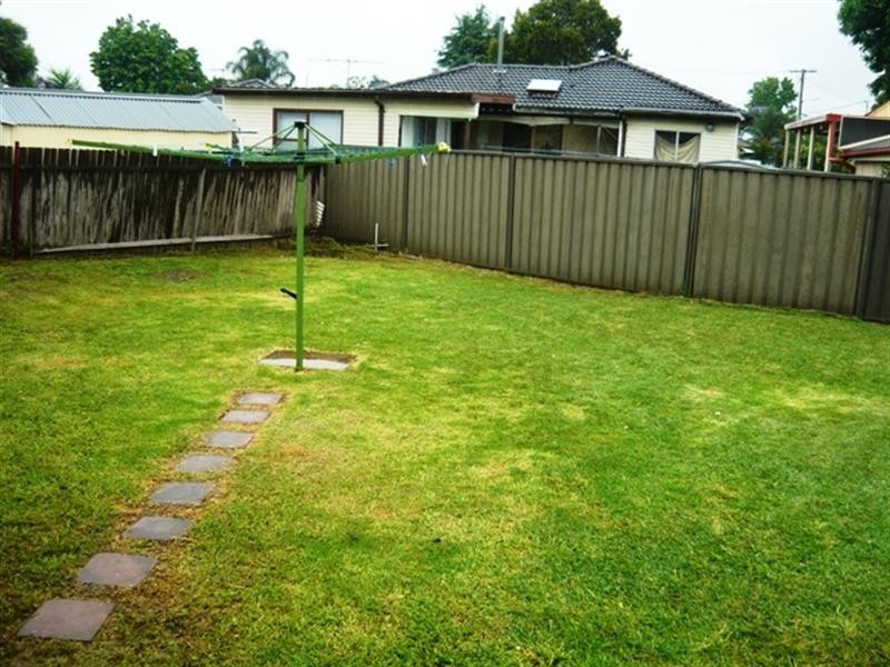 8 Rhondda Street, Smithfield NSW 2164