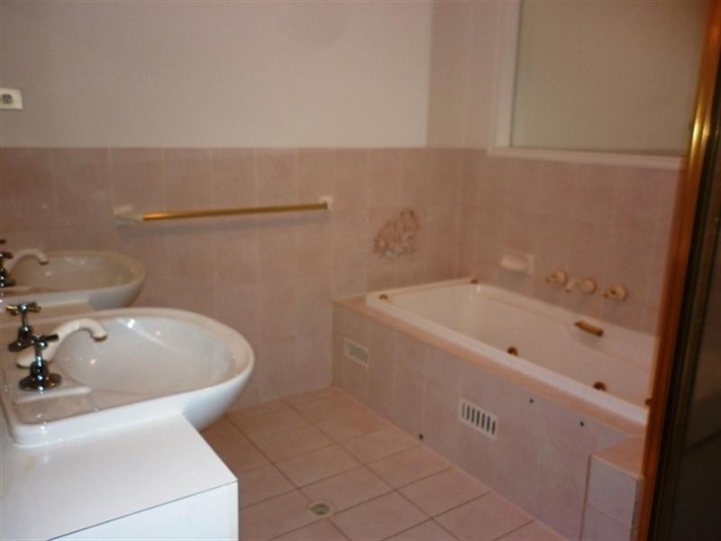 26 Boronia Road, Bossley Park NSW 2176