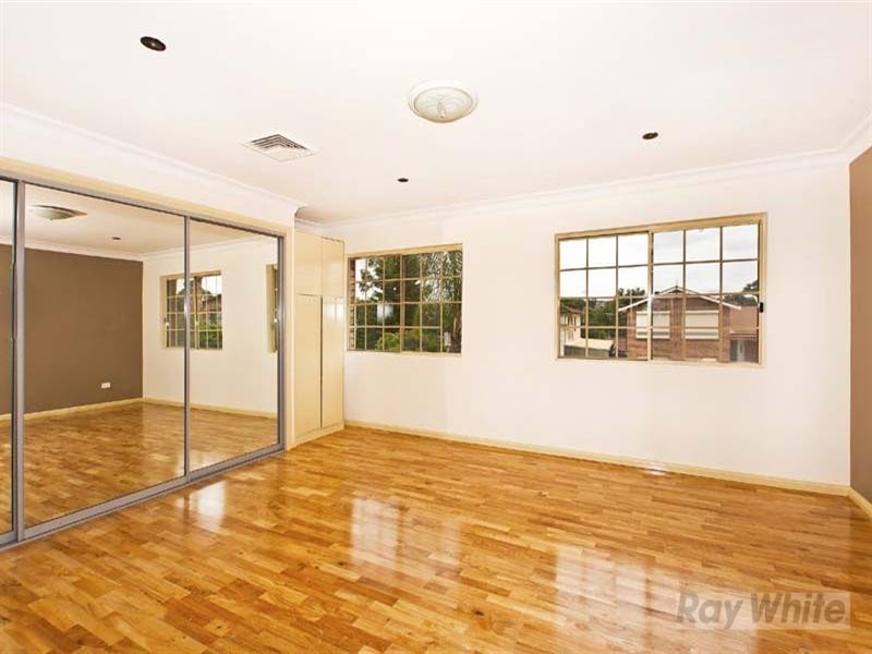 8 Hurkett Place, Bossley Park NSW 2176