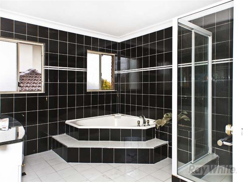 8 Hurkett Place, Bossley Park NSW 2176