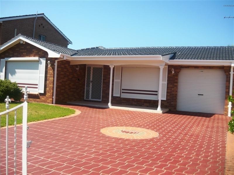 18 Lachlan Street, Bossley Park NSW 2176
