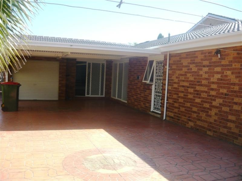 18 Lachlan Street, Bossley Park NSW 2176